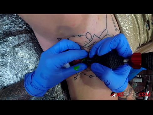 ❤️ Ekstrèmman tatoue hottie Sully Savage te fè yon tatoo sou klitoris li Porno nan nou ️❤