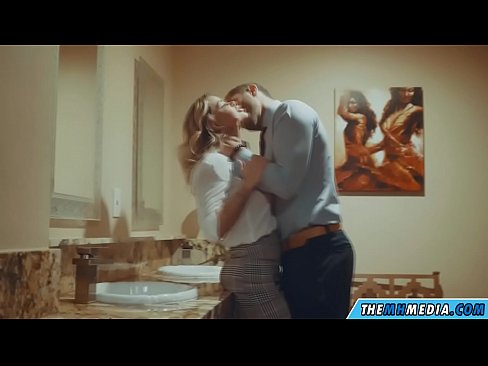 ❤️ Lè yon blond bèl sedui ou nan yon twalèt piblik Porno nan nou ️❤